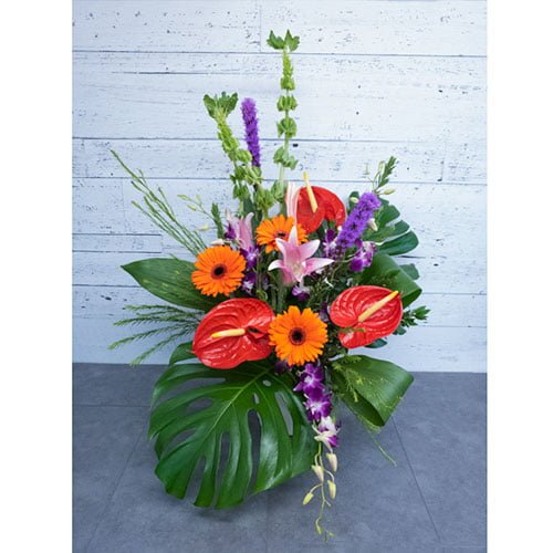 Arrangement composé de fleurs et de verdures