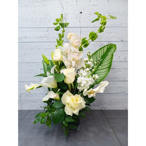 Arrangement d’orchidée, de roses et de calla blancs