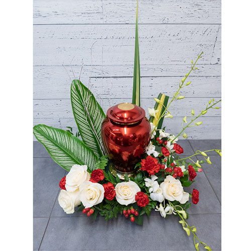 Arrangement composé de roses, d’oeillets et hypéricum