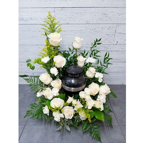 Arrangement composé de fleurs blanches et de verdures