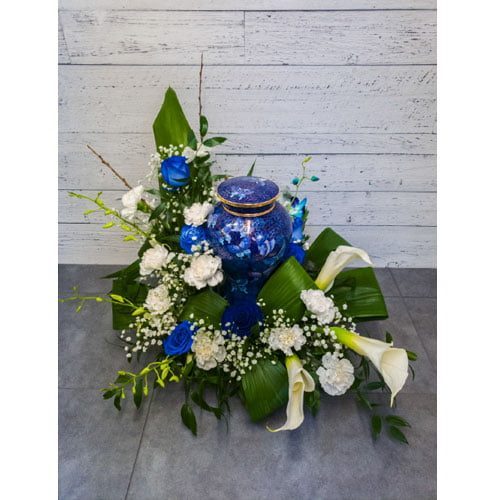 Arrangement composé de fleurs blanches et de roses bleus