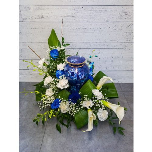 Arrangement composé de fleurs de couleurs bleu et blanches