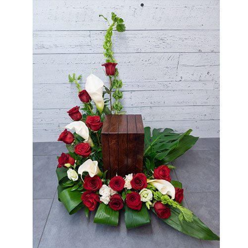 Arrangement composé de roses rouges et de callas blancs