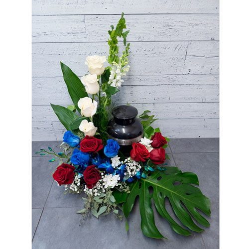 Arrangement composé de roses rouges, bleus et blanches