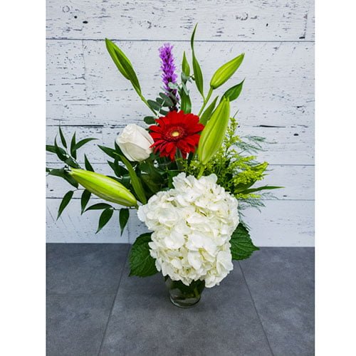 Arrangement composé d’hydrangée de roses et de gerberas