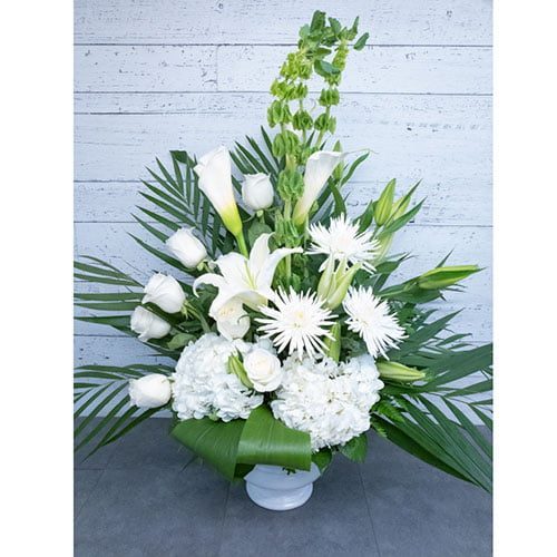 Arrangement composé de fleurs blanches