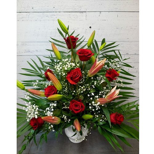Arrangement composé de lys et de roses rouges