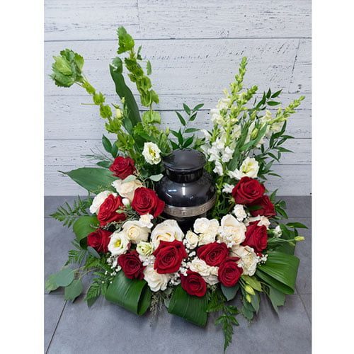 Beautiful arrangement of funeral flowers | Service Actuel